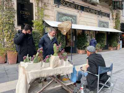 E tra una chiacchiera e l�altra c�� chi si ferma per acquistare i suoi manufatti che l�artigiano vende a 10 euro, pur accettando un compenso �libero� maggiore. A chiedere un vaso all�artigiano � il signor Antonio che vuole regalarlo al figlio Giorgio